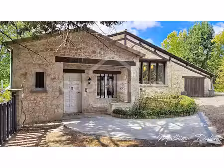 propriété de caractère – 3 35 ha de nature  piscine et gîte rénové