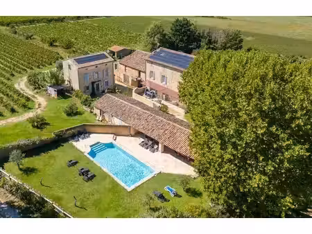 impressionnante propriété entre bonnieux et lacoste