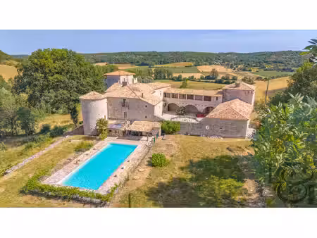 exceptionnel château médiéval du xivème siècle à courbiac (lot-et-garonne  47)