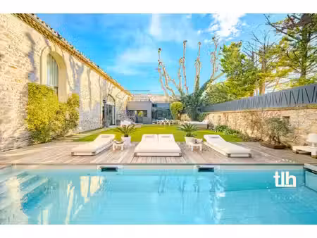 ancien chai rénové de 550m2 avec spa et piscine