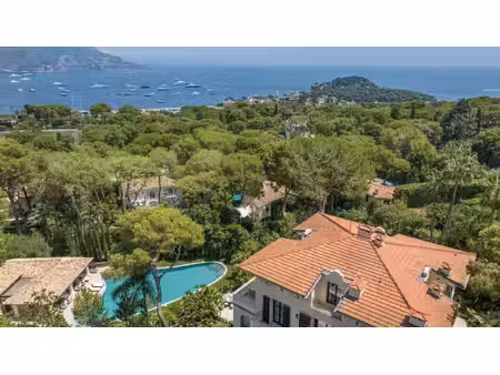 saint-jean-cap-ferrat – élégante villa familiale avec dépendance