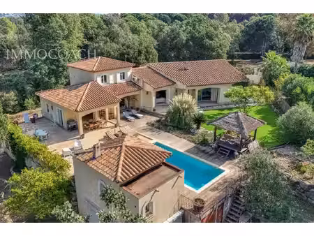 villa néo provençale avec piscine  boulodrome  garage