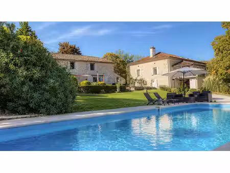 belle propriété quercynoise avec 2 grandes maisons  piscine et 1 ha terrain