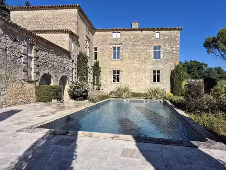 élégant château historique situé en hauteur  offrant une vue imprenable sur la campagne du
