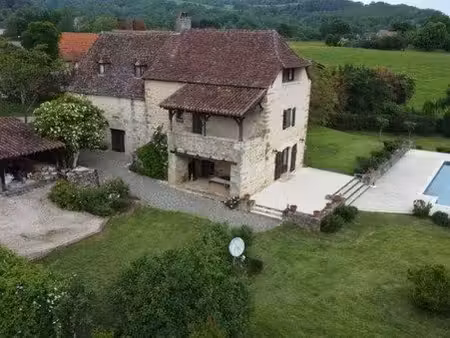 maison en pierre de style quercynois située près de figeac