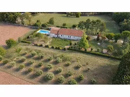 grange en pierre restaurée (5 chambres) avec dépendance s et piscine.