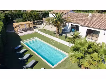 villa de plain pied avec piscine et jardin a pied du village