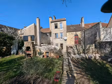 à découvrir au cœur de gourdon – immeuble aux multiples possibilités