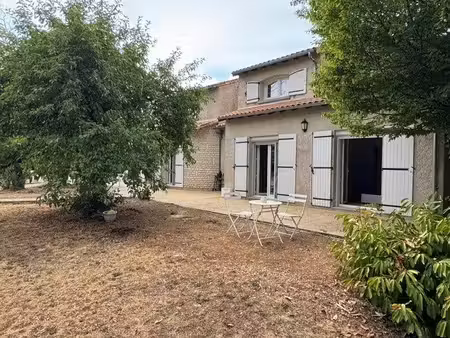 élégante propriété avec piscine dans un écrin de verdure
