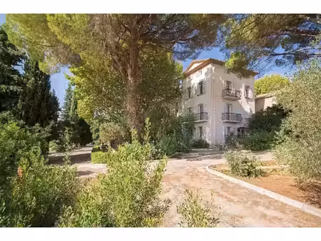 bastide du xviiiᵉ siècle au cœur d'une figueraie provençale