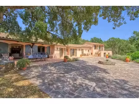 propriété provençale avec piscine sur 2 hectares à vendre à la garde freinet