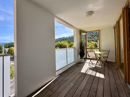 carnoux-en-provence centre village : t3 dernier étage avec grande terrasse