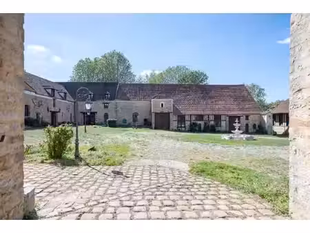 en seine-et-marne  une ancienne ferme seigneuriale avec écuries