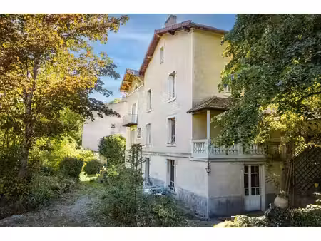 à 19 km de clermont-ferrand  une maison de maître du 19e s.