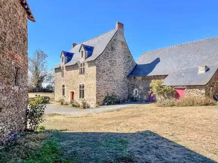 près de château-gontier  un manoir renaissance avec dépendances