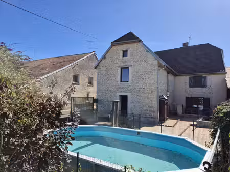batisse en pierre entierement renovee