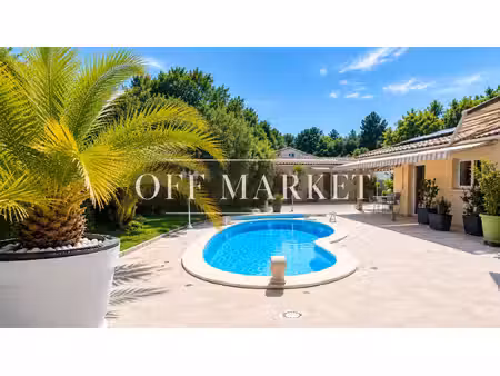 villa d'exception à proximité de royan – piscine  vastes terrasses et prestations de...