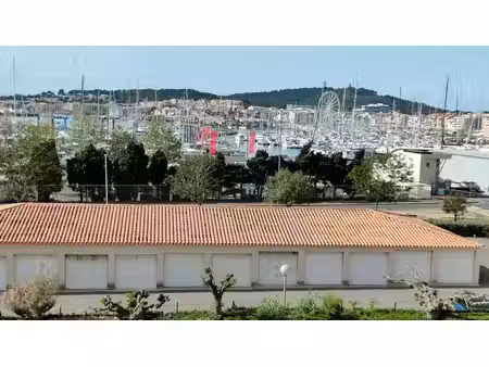 le cap d'agde : vue dégagée sur les falaises  deux-pièces avec loggia  parking privé et...