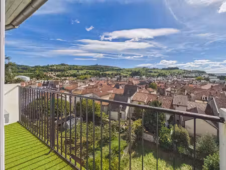 aurillac centre-ville  à vendre appartement traversant de 3 pièces  avec balcon sans vis à
