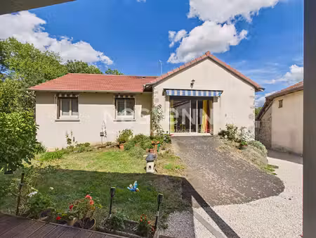 a saint mamet la salvetat  à 20 minutes d'aurillac  à vendre maison de type 4 sur sous sol