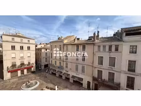 nîmes écusson : t2 bis rénové  lumineux  exposé sud et climatisé  face à la place du march