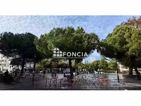 a 2 pas de la place de la réunion