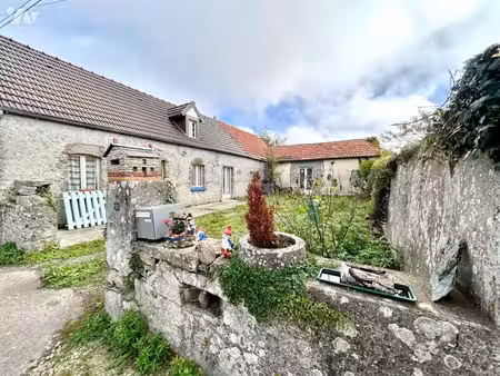 maison a renover idéalement située à seulement 5 km de portbail et des plages!
