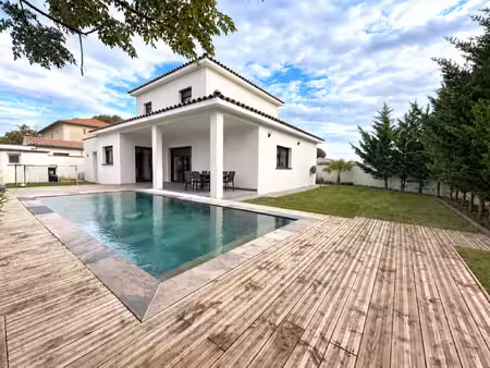 villa contemporaine de 2019 avec piscine  au sein d'une rési