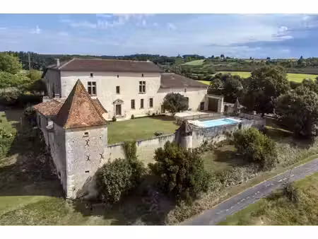 a vendre beau logis du 16ieme  entiérement rénové