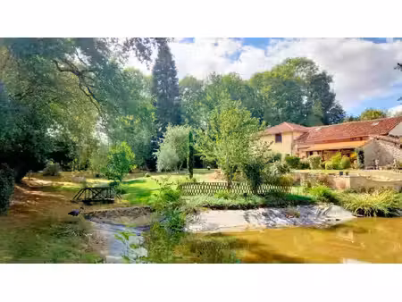 charmante maison en pierre rénovée  mare  ruisseau  vue magnifique  dépendance – charente