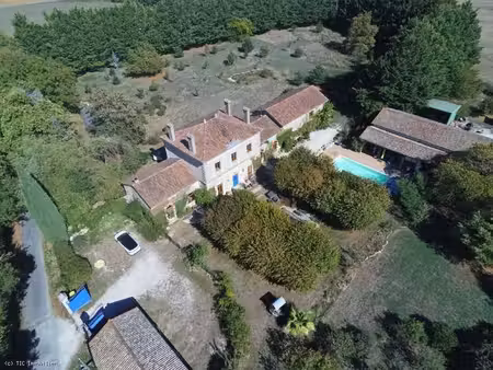 superbe ancien prieuré bien rénové avec piscine  mares et