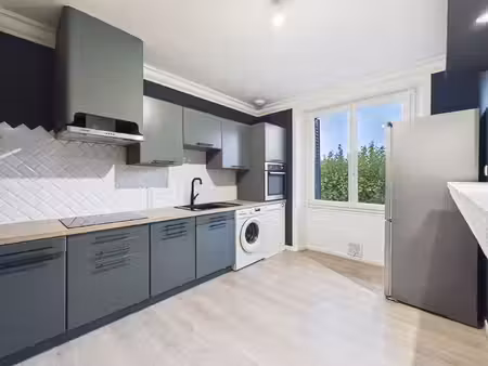 a aurillac  quartier aristide briand  dans un immeuble divisé en 2  à vendre appartement..