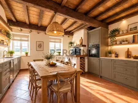 maison mitoyenne de 204m2 à rafraichir avec cour située à war