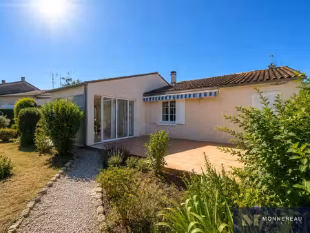 maison services a pied avec jardin et garage