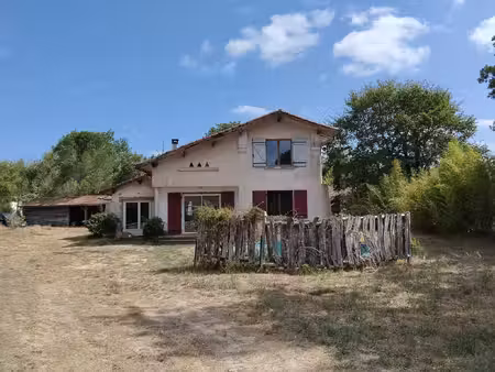 au coeur d'escource  belle opportunité pour cette maison des années 60 à rénover.