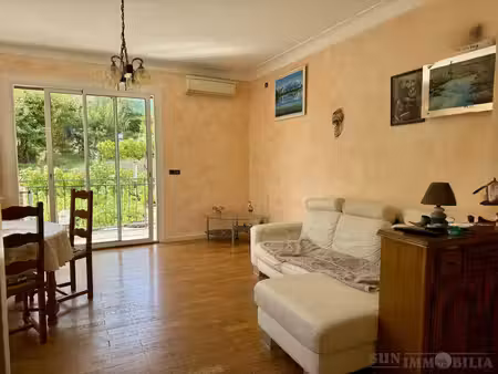 un superbe appartement en haut de villa au calme avec un grand j