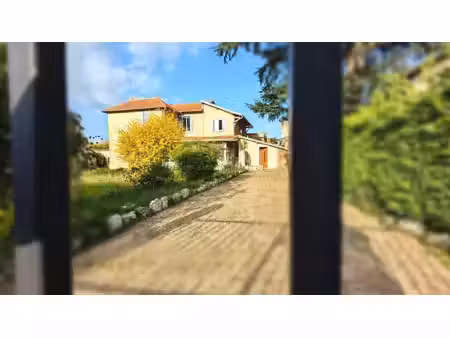 maison à rafraîchir/rénover avec deux t2 à rénover.