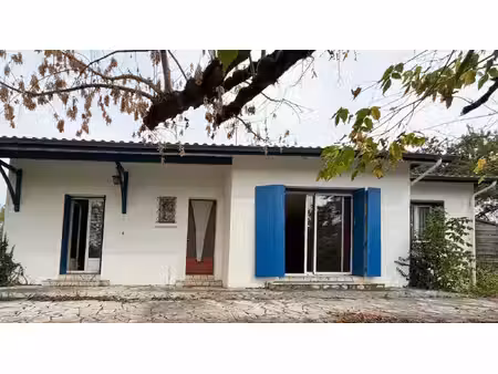 maison de plain-pied sur un parc arboré de 2800m2.