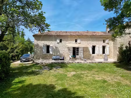 belle maison en pierre dans un village paisible