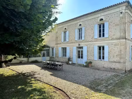 la maison de vigneron avec piscine  à proximité d'un village médiéval