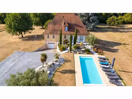 élégante maison au bord de la dordogne
