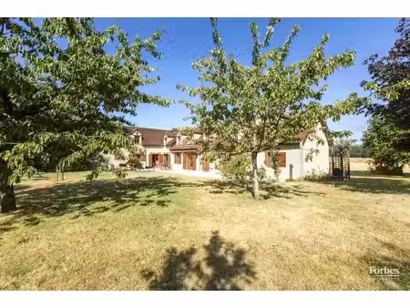 vendôme - loir-et-cher - spacieuse maison d'environ 300m² agrémentée d'un jardin de 1800m²
