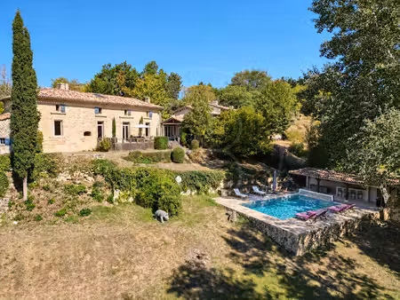 maison en pierre rénovée avec annexe  piscine et étang privé
