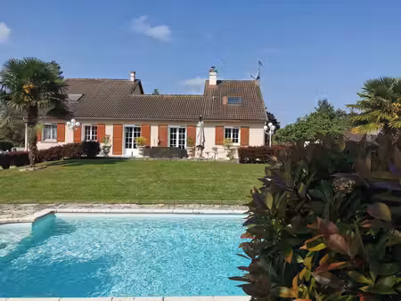 belle maison familiale avec dépendance  piscine et grand terrain