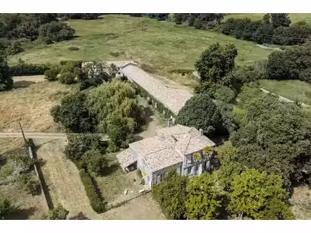 domaine de 19 hectares avec chartreuse et maisons en pierre