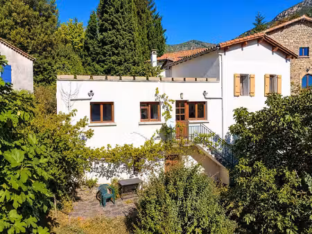 maison de hameau divisée en deux logements de 102 m2 habitables et de 50 7 m2 avec un...