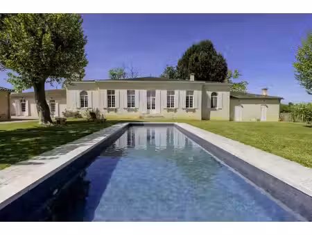 bordeaux 30 mn sublime propriété 4 45 hectares vignes  garages  dépendances  piscine