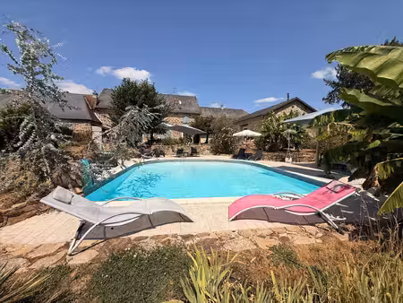 propriété en pierre avec piscine  deux gîtes et trois chambres d'hôtes