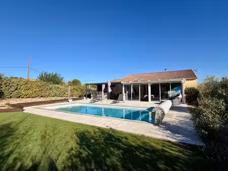 maison de plain-pied avec piscine et studio indépendant
