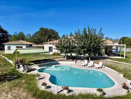 élégante maison contemporaine avec piscine chauffée  beaux volumes et 5 400 m² de terrain